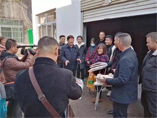 安徽阜陽輕工成人中專學(xué)校等愛心人士慰問殘疾人