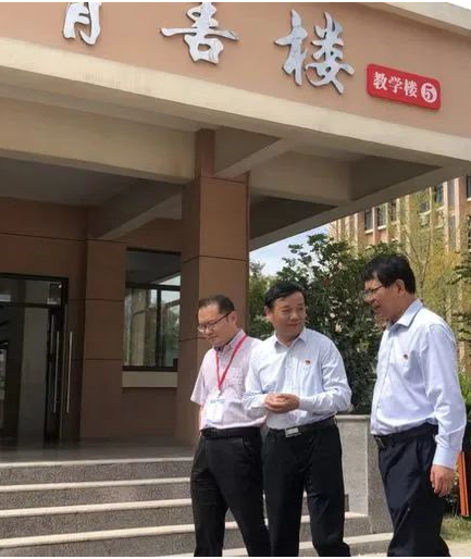 學(xué)生口中的“好校長(zhǎng)”—— 多家省媒報(bào)道郝云波書記先進(jìn)事跡