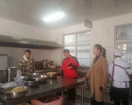 程集小寨孜小學進行食品安全工作突擊排查
