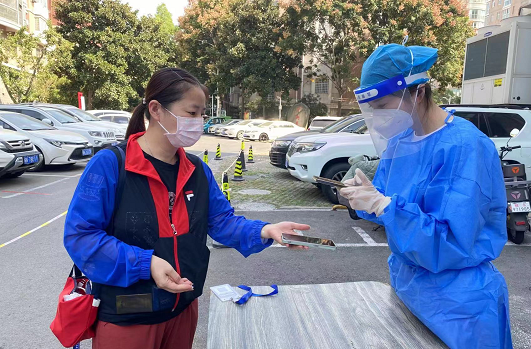 阜陽市計(jì)量所讓黨旗在防疫一線高高飄揚(yáng)
