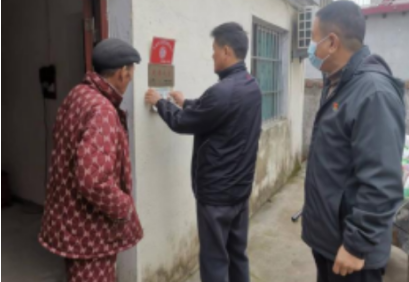 阜陽市市場(chǎng)監(jiān)督管理局派駐工作隊(duì)印制張貼“便民服務(wù)卡”