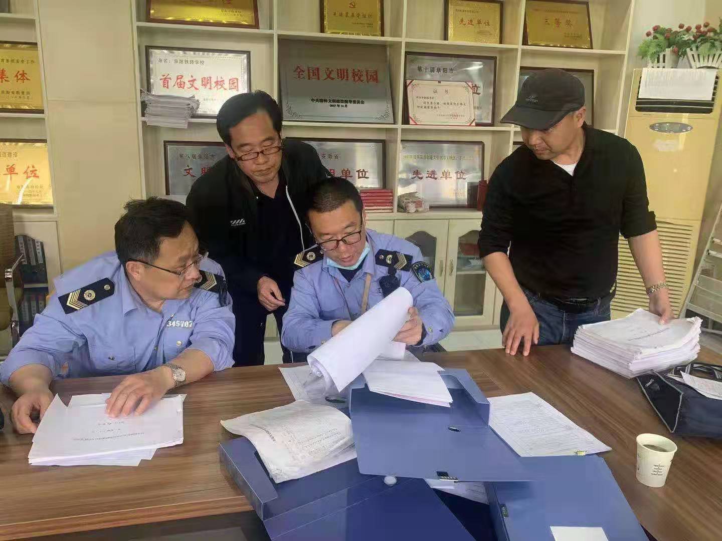 安徽阜陽市衛(wèi)生健康綜合執(zhí)法支隊(duì)督查學(xué)校疫情防控工作