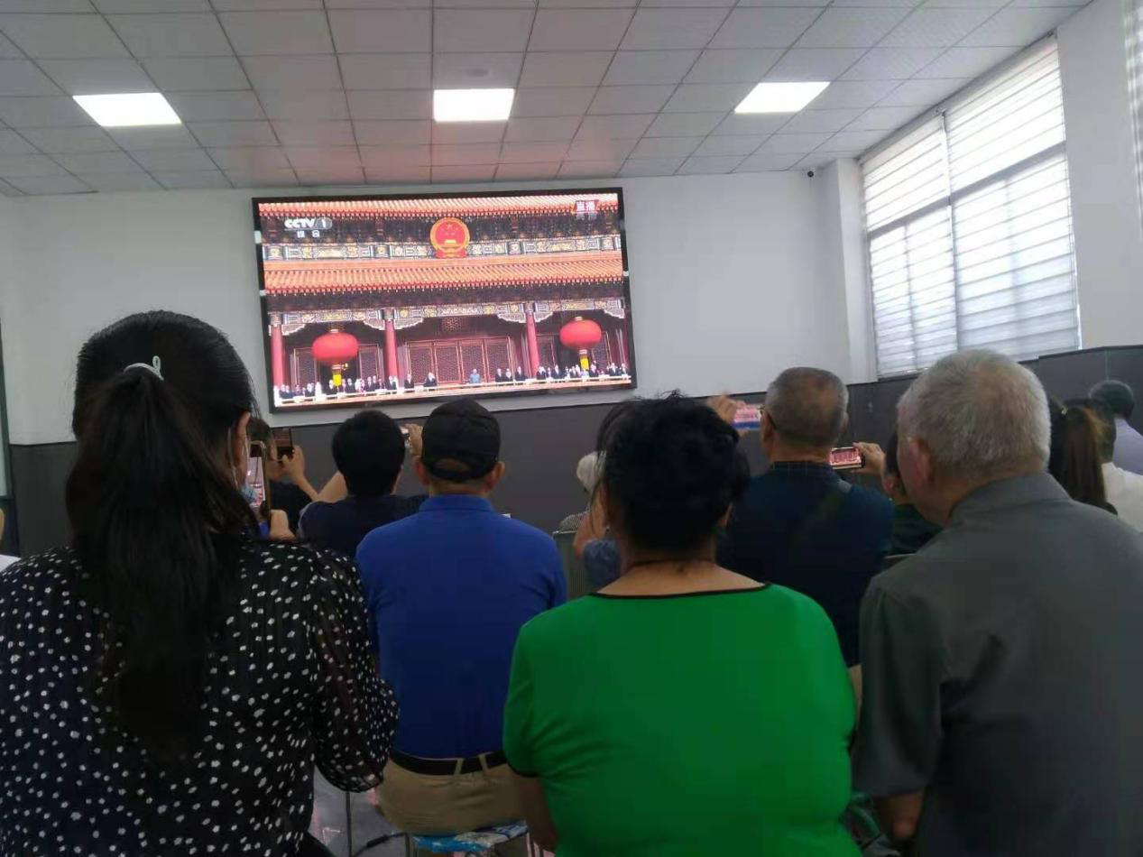 向陽(yáng)街道和諧路社區(qū)組織收看慶祝中國(guó)共產(chǎn)黨成立 100 周年大會(huì)并座談研討