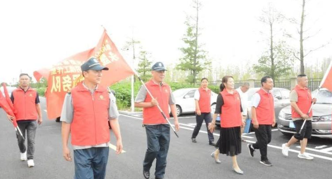 “中國(guó)好人”楊傳武帶領(lǐng)心連心志愿者協(xié)會(huì)成員慰問(wèn)子弟兵