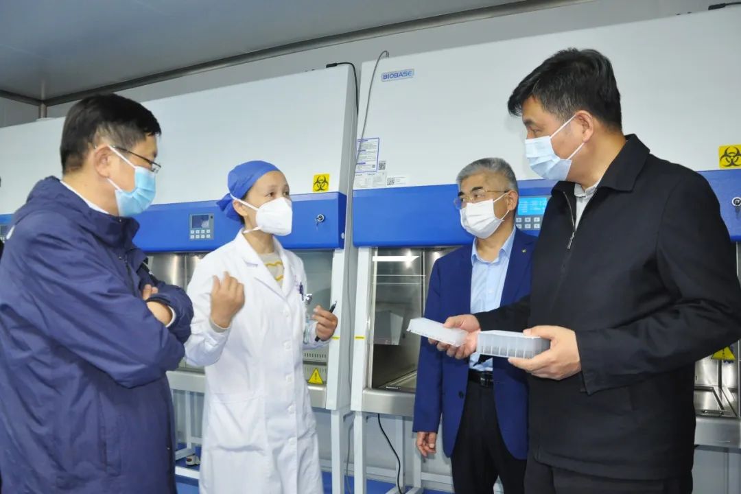 安徽阜陽市委常委、常務(wù)副市長胡明文到市六院調(diào)研阜陽市核酸檢測基地建設(shè)情況