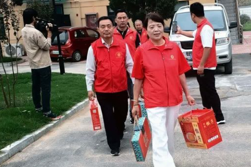 在國慶、中秋雙節(jié)來臨之際，楊傳武組織愛心協(xié)會(huì)志愿者看望敬老院的老人