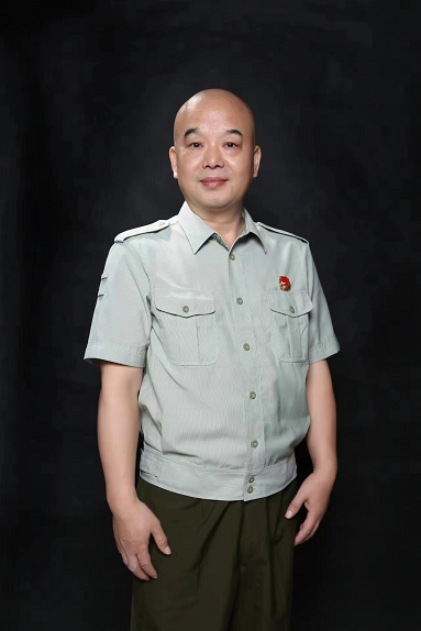 軍旅生涯傳捷報(bào)，博學(xué)多技顯奇能 —-黃小龍的傳奇人生