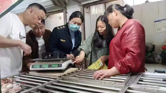 阜陽(yáng)市市場(chǎng)監(jiān)管局組織開(kāi)展農(nóng)貿(mào)市場(chǎng) 計(jì)量專(zhuān)項(xiàng)檢查活動(dòng)