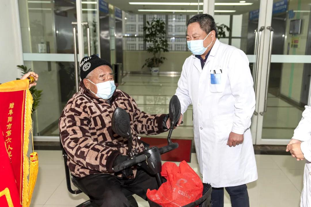 大雪紛飛，一位行動不便的老者來到這里......