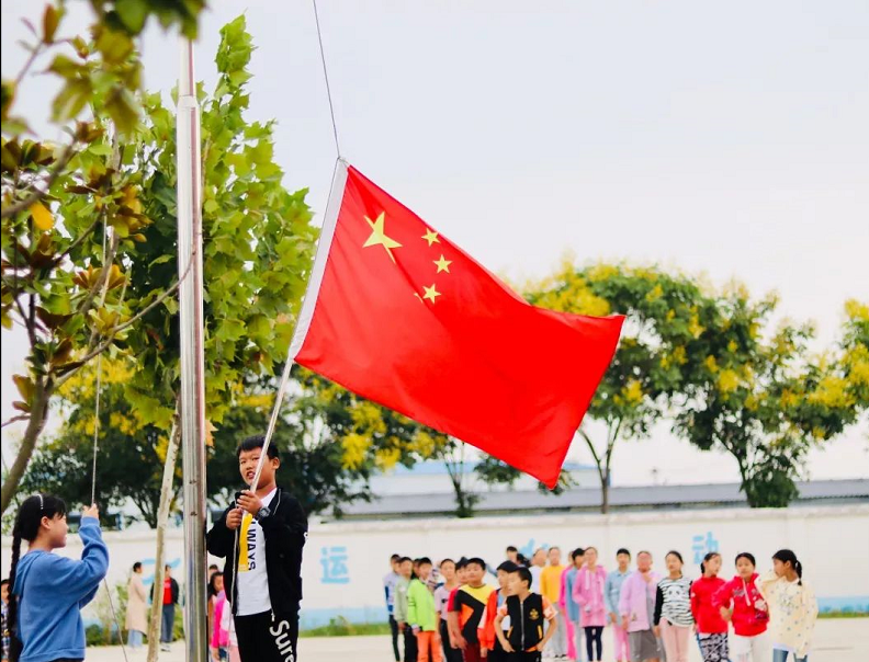 潁東區(qū)汪廟小學(xué)：我和國(guó)旗合個(gè)影 愛國(guó)就要曬出來(lái)