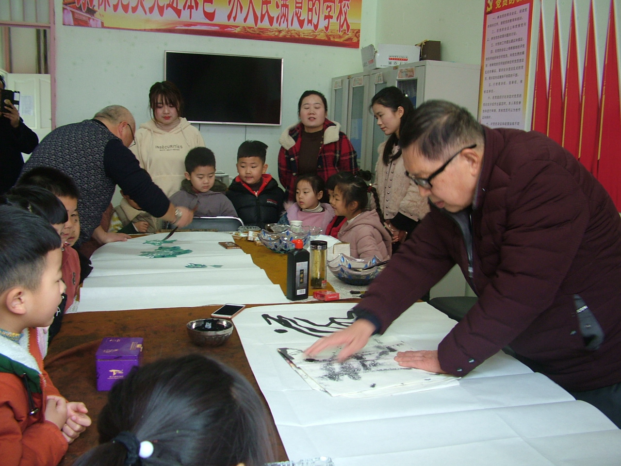 阜陽市潁東區(qū)向陽老年協(xié)會積極開展書畫進(jìn)校園活動