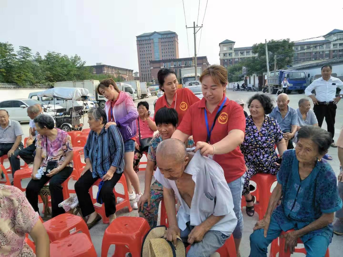 幸福苑小區(qū)舉行慶祝中華人民共和國(guó)成立七十周年獻(xiàn)愛(ài)心活動(dòng)
