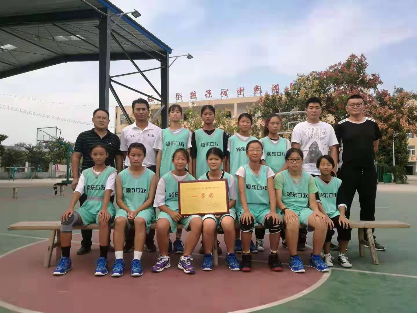 阜陽(yáng)市潁東區(qū)口孜中心校女籃姑娘再奪桂冠