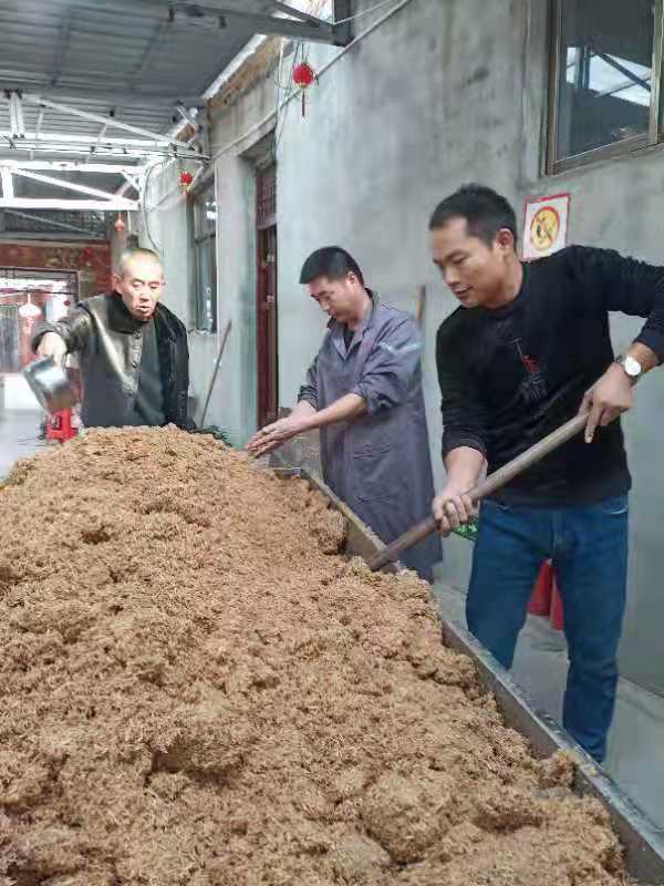 您想學(xué)釀酒技術(shù)嗎    阜陽(yáng)市鑫酒源釀酒廠包教包會(huì)