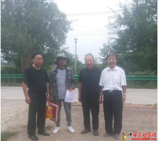 潁東區(qū)老年協(xié)會(huì)節(jié)前慰問敬老愛親模范人物