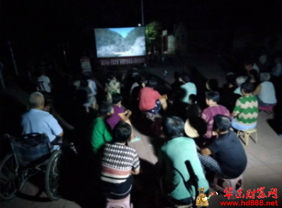 電影放映點(diǎn)亮鄉(xiāng)村夏夜   文化惠民政策落地生根 ——潁州區(qū)王店鎮(zhèn)余莊村讓銀幕傳文化 光影潤?quán)l(xiāng)情